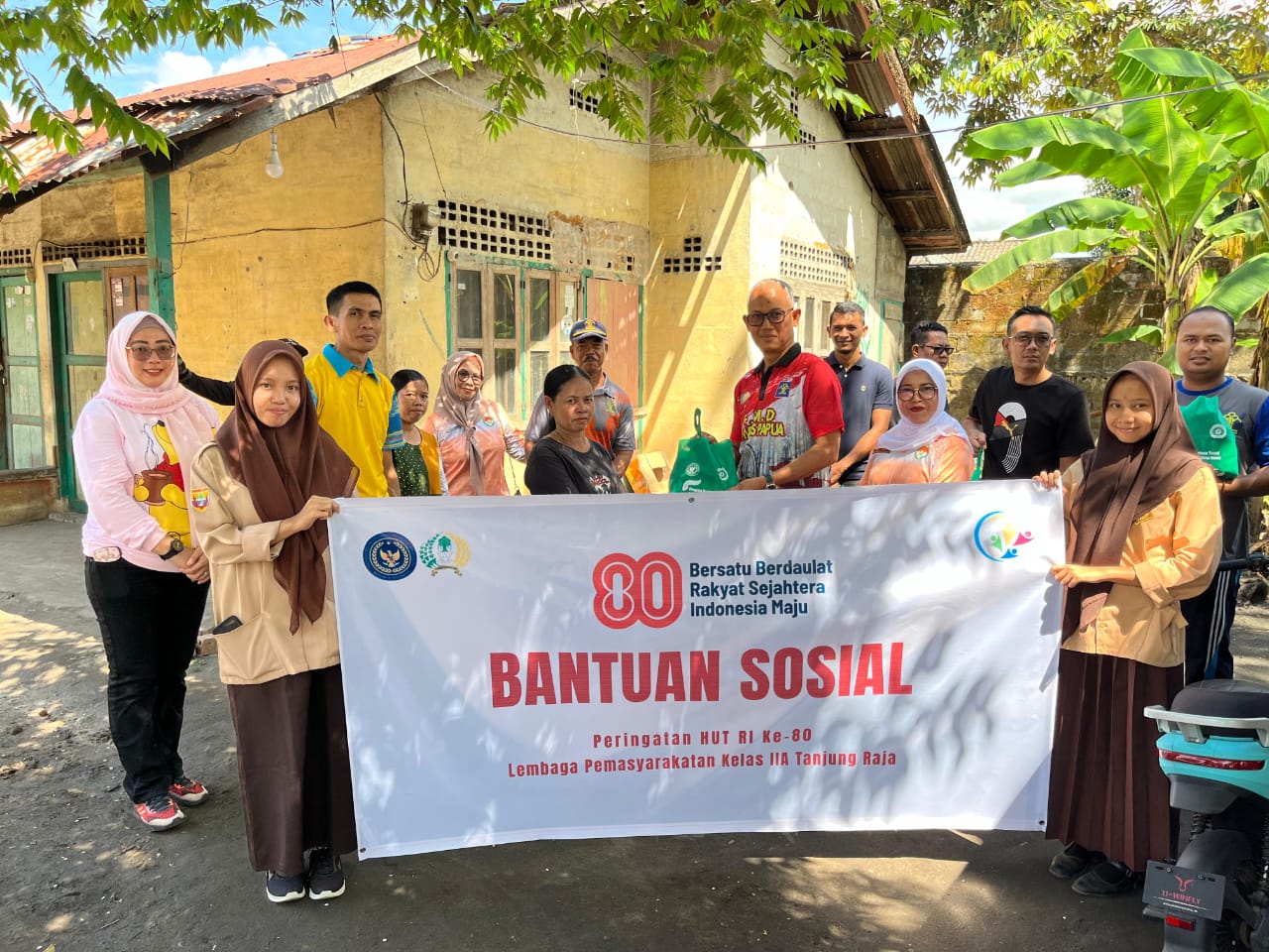 HUT ke-80 RI, Lapas Tanjung Raja Ogan Ilir Bagikan Bantuan Sosial untuk Keluarga Warga Binaan dan Masyarakat