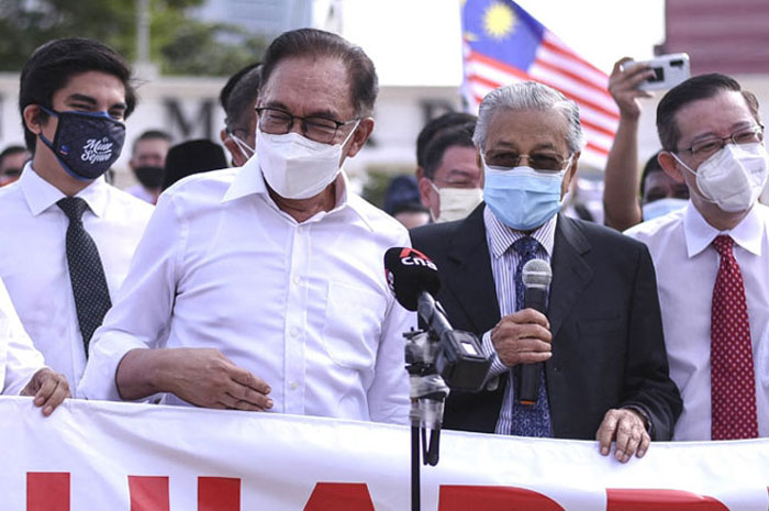 Pecah Kongsi, Mahathir Mohamad Gugat Anwar Ibrahim