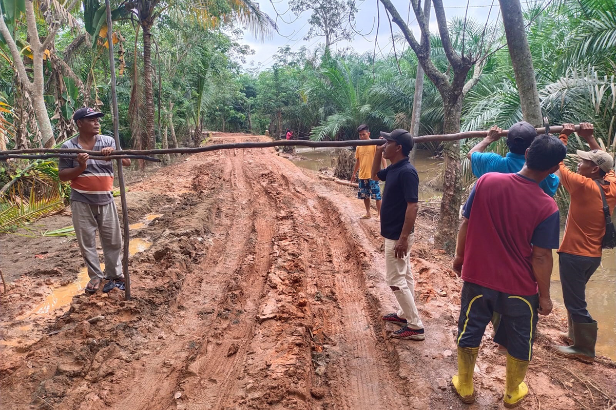 Jalan Desa Pagar Bulan Rusak Parah, Warga Pasang Portal Kayu, Akankah Ada Solusi?