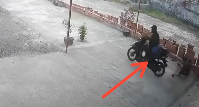 Bobol Ruko di Pinggir Jalan, Pria Ini Terekam Kamera CCTV Bawa Kabur Mesin Kompresor