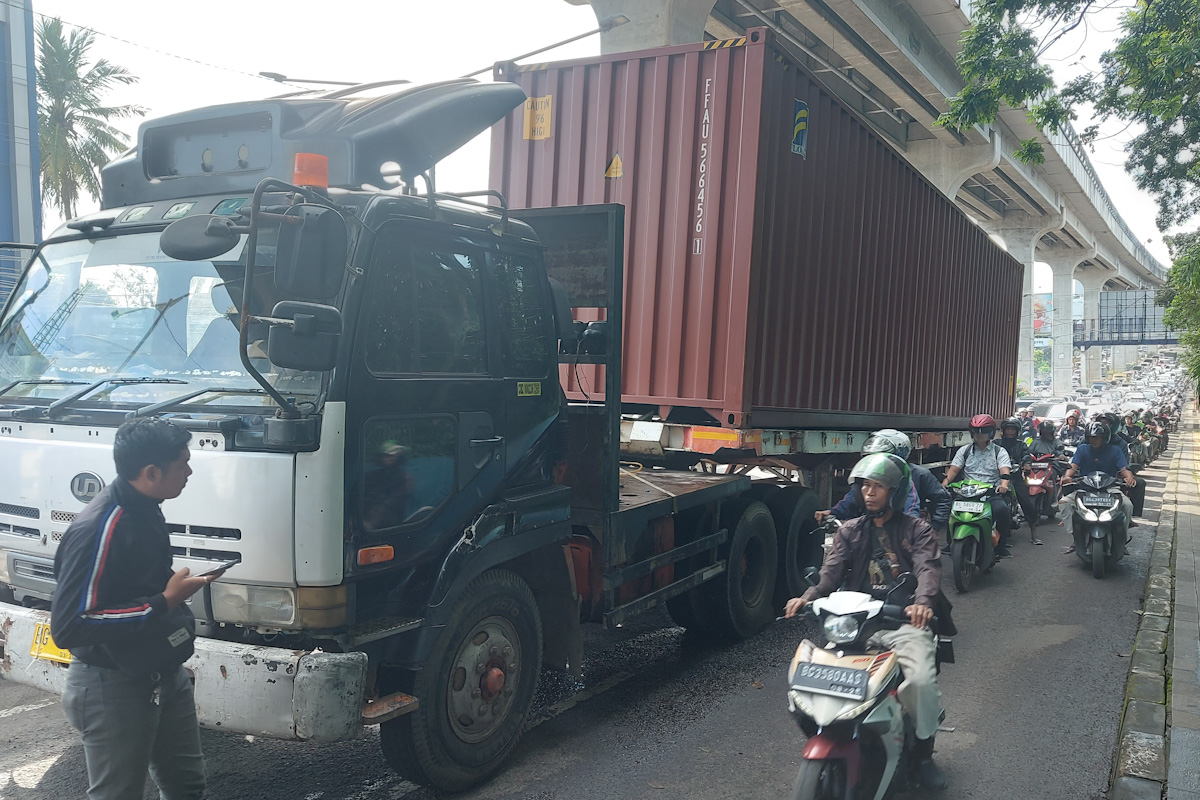 Waduh! Jelang Kedatangan Presiden Prabowo Truk Peti Kemas Mogok di Jalan Kolonel Barlian