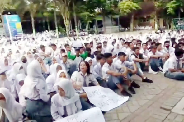 Ribuan Siswa SMKN 1 Boyolangu Demo di Halaman Sekolah Menolak Pungutan Sumbangan