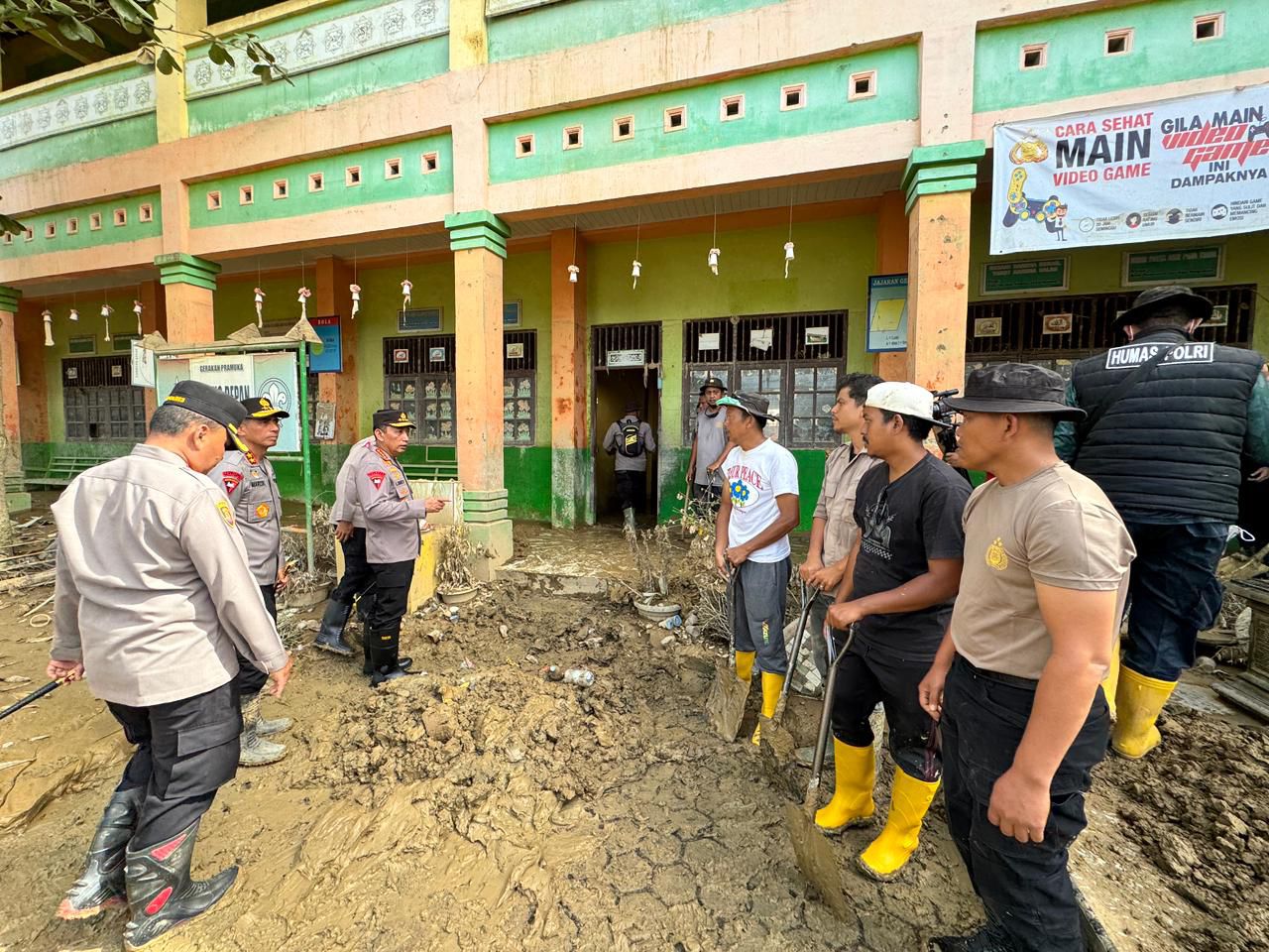 Polri Gerak Cepat: Kapolri Pantau Pembersihan Sekolah dan Masjid Terdampak Banjir di Aceh Tamiang
