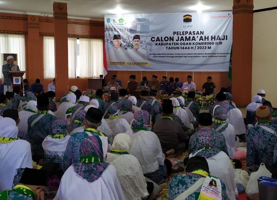 Bupati OKI Iskandar SE Melepas Jemaah Calon Haji Menuju Asrama Haji Palembang
