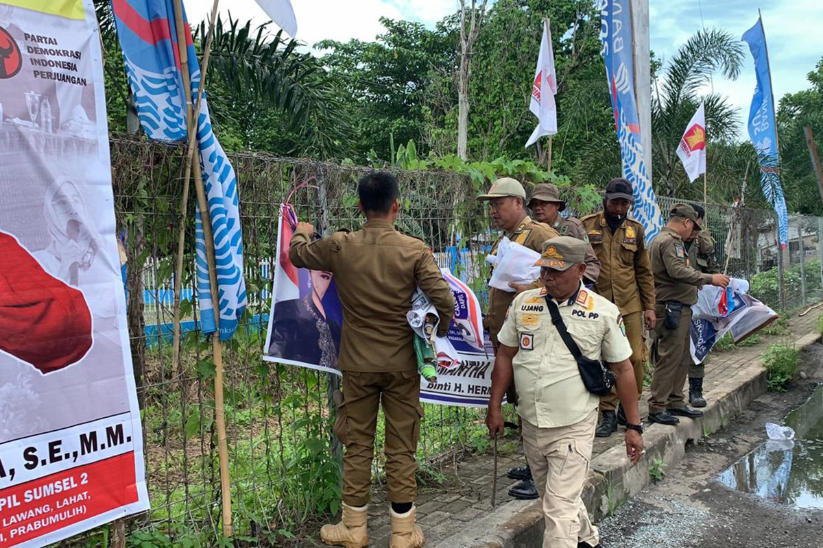 APK Simpang Exit Tol Celikah Kayuagung Ditertibkan Pol PP dan Bawaslu