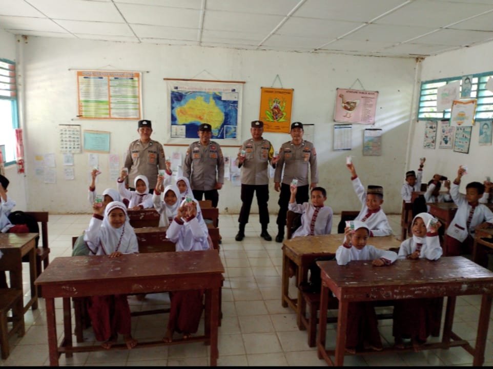 Tingkatkan Nutrisi dan Gizi, Polsek Sungai Keruh Polres Muba Bagikan Susu ke Siswa SD 