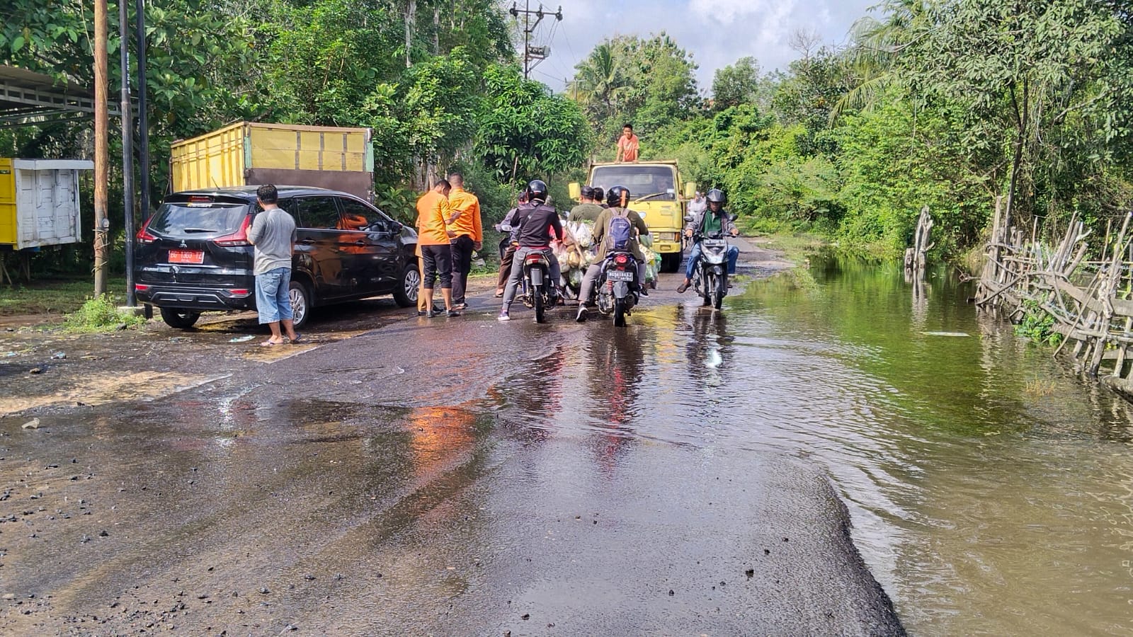 Sungai Air Payau Meluap, Jalan Provinsi di Tanjung Batu Ogan Ilir Tergenang, Kendaraan Diminta Hati-hati