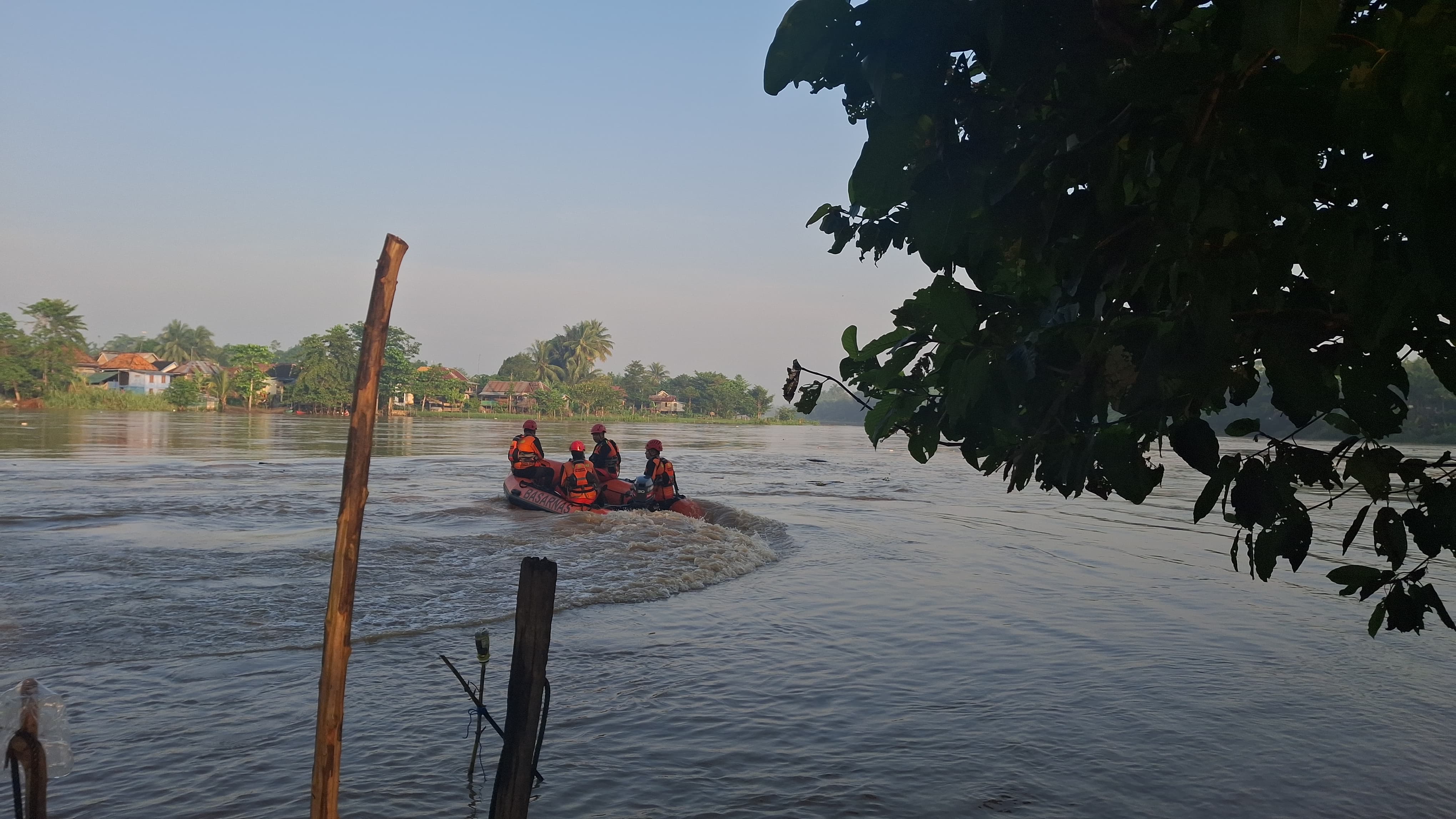 Tim Rescue Basarnas Cari Pedagang Telur Asal Banyuasin yang Tenggelam di Sungai Tanjung Raja Ogan Ilir 