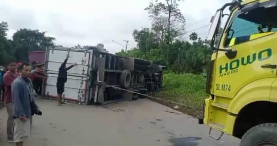 Sopir Hilang Kendali, Tronton Bermuatan Sayur Terguling Tutupi Jalintim Palembang-Jambi, Macet Panjang