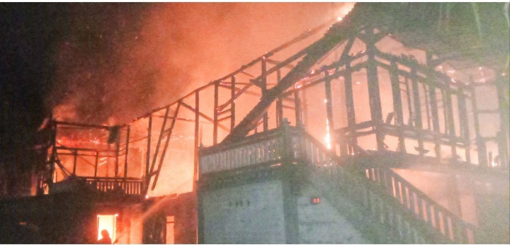 Rumah Panggung Milik Warga Pedamaran OKI Terbakar, Avanza dan Pajero Sport Nyaris Ikut Hangus 