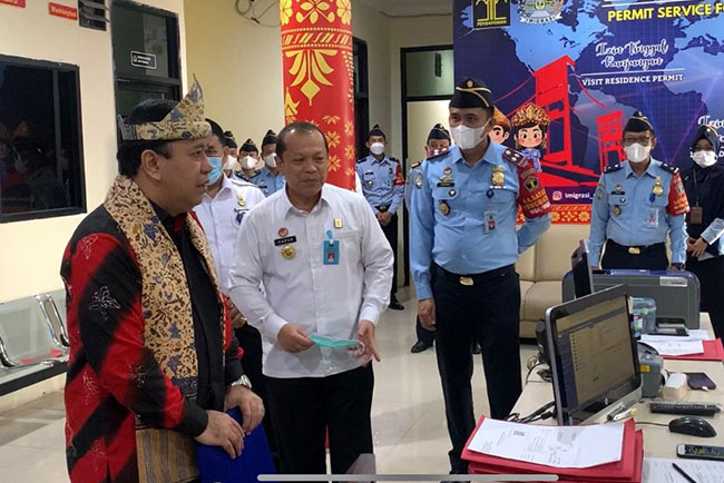 Staf Khusus Menteri Kemenkumham RI, Fajar B.S Lase Kunjungi Imigrasi Palembang 