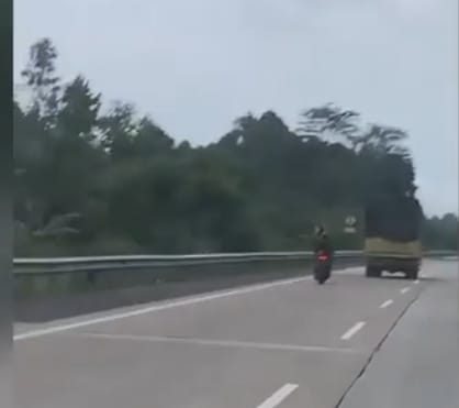 Pengelola Jalan Tol Lengah? Pengendara Sepeda Motor Tanpa Helm Masuk Tol Lampung