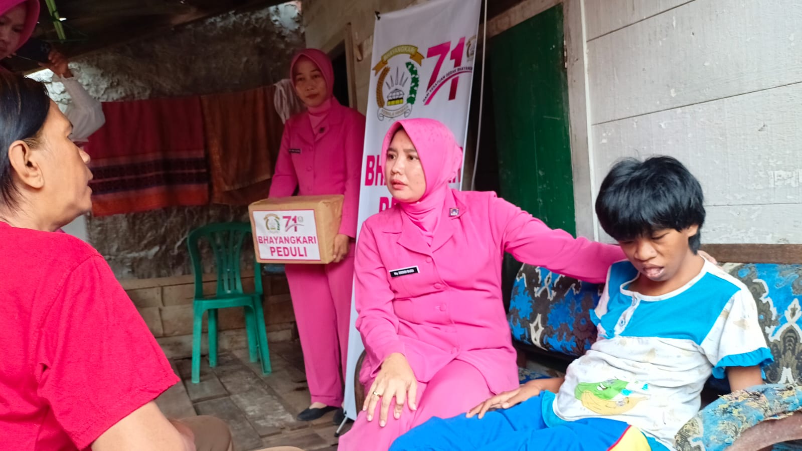Peduli Penyandang Disabilitas dan Lansia, Bhayangkari Ranting Kemuning Palembang Lakukan Ini