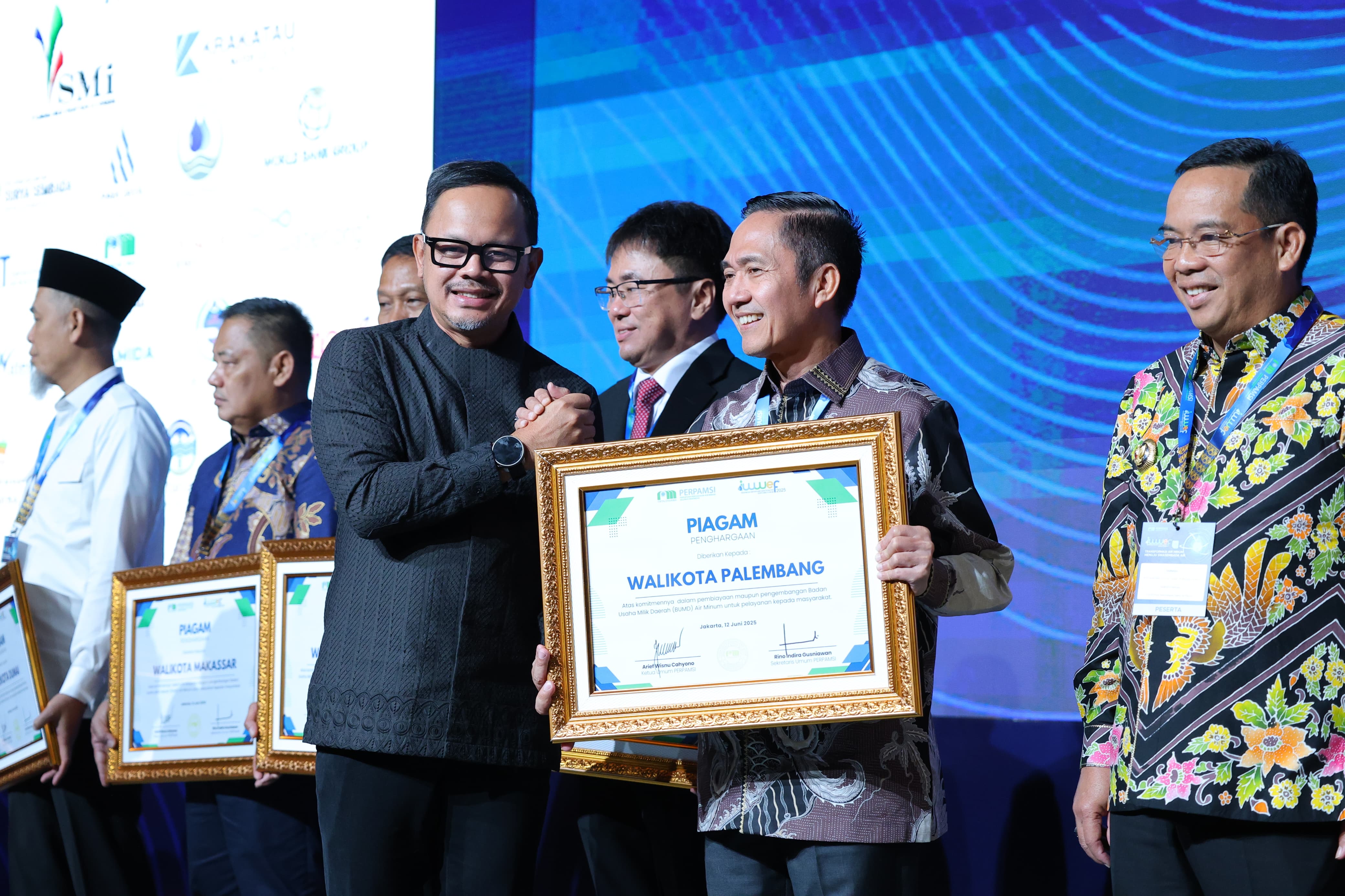 Ratu Dewa Jadi Satu-satunya Wali Kota di Sumatera yang Terima Award atas Komitmen Pemasangan 100% Air Bersih