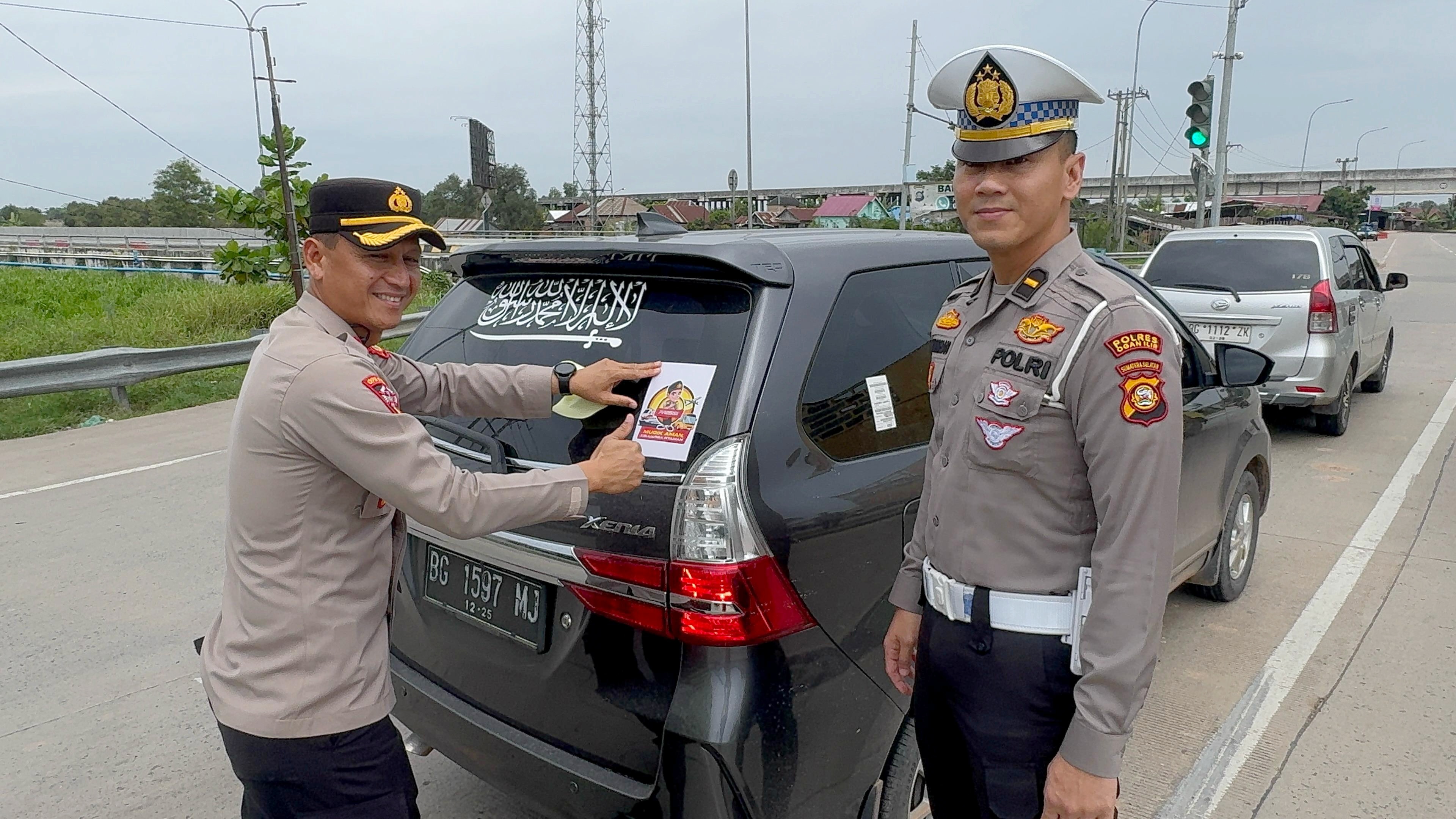 Mudik Aman, Nyaman, Lancar, dan Selamat, Polres Ogan Ilir Bagikan dan Pasang Stiker 