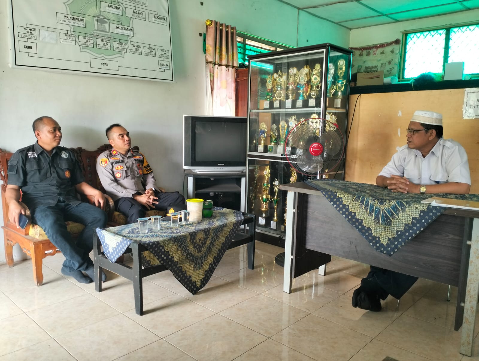 Ciptakan Pilkada Aman dan Kondusif di Wilayah Hukum Polsek Tanjung Batu, Kapolsek Sambangi Tokoh Masyarakat