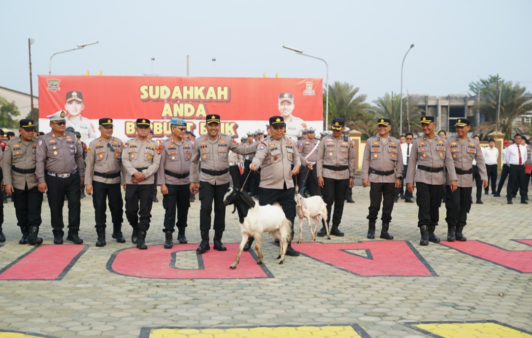 Ipda Hipni Pamit setelah 37 Tahun Berdinas, Polres OKI Berikan Cenderamata Sepasang Kambing