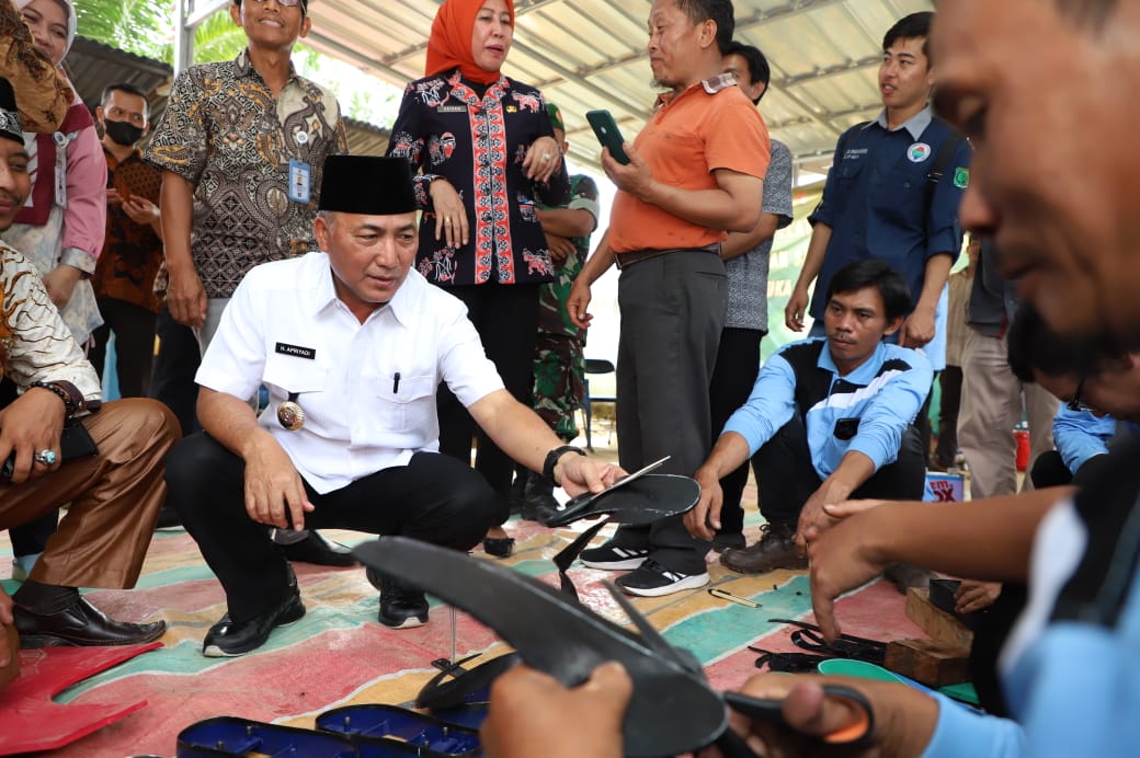 Seribu Sandal Jepit Made in Plakat Tinggi Dibagikan untuk Masjid di Muba
