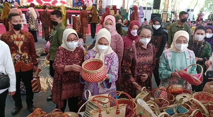 Kunker ke Palembang, Iriana Jokowi Borong Produk UMKM