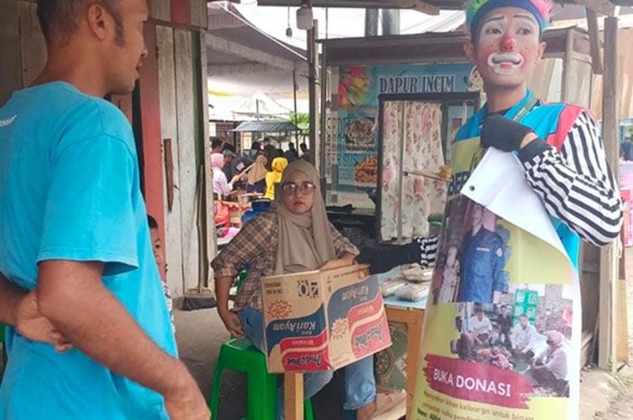 Galang Donasi Dana Pengobatan Warga, Ketua RT di Muba Rela Keliling Berpakaian Badut