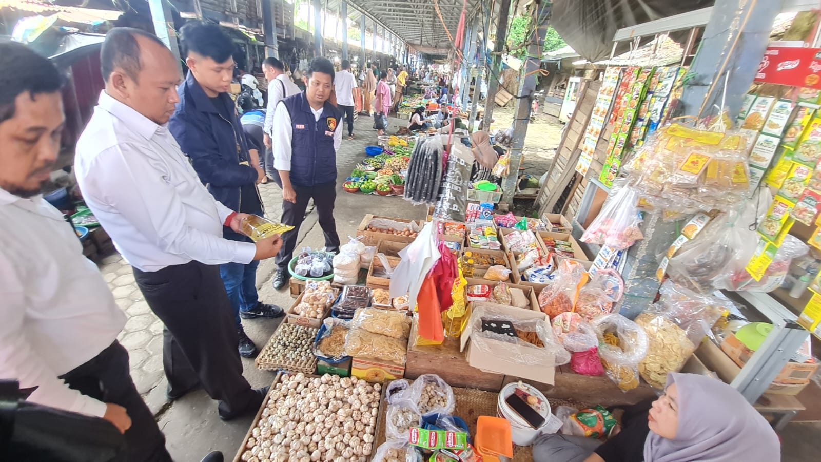 Cegah Penimbunan, Satreskrim Polres OKI Cek Sembako di Pasar Kayuagung