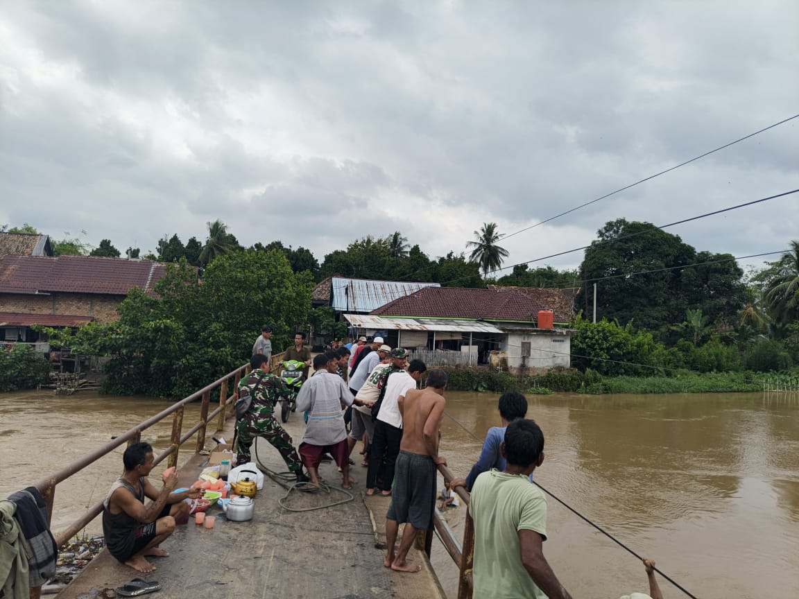 Debit Air Sungai Naik Babinsa Monitoring Desa Rawan Terdampak Banjir