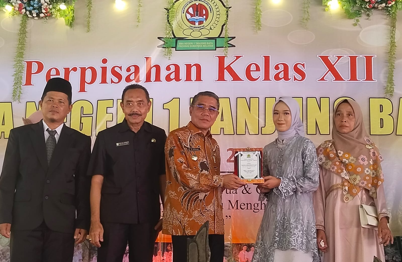 Wabup Ogan Ilir Hadiri Perpisahan Siswa SMAN 1 Tanjung Batu, Bocorkan Kiat-Kiat Jadi Orang Sukses