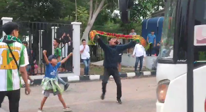 Kecewa! Suporter SFC Hadang Bus Pemain Saat Hendak Keluar Stadion GSJ Palembang: Kembalikan SFC Seperti Dulu!