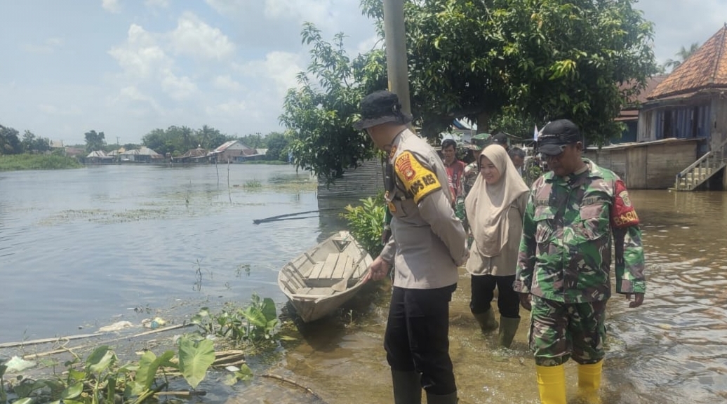 Kapolres Ogan Ilir Tinjau Lokasi Banjir, Puluhan Rumah Serta Fasilitas Umum Terendam, Warga Enggan Mengungsi