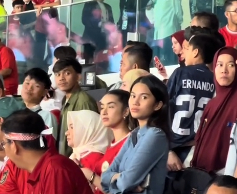 Hadir Tanpa Jersey, Momen Azizah Salsha Nonton Dukung Pratama Arhan Jadi Sorotan