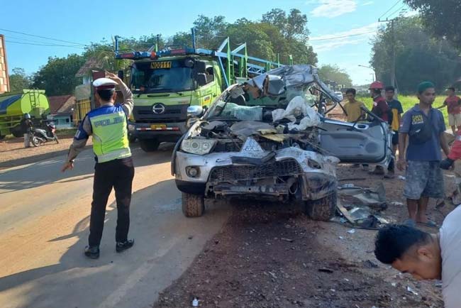 Hilang Kendali, Pajero Sport Tabrak Fuso Parkir, Penumpang Tewas