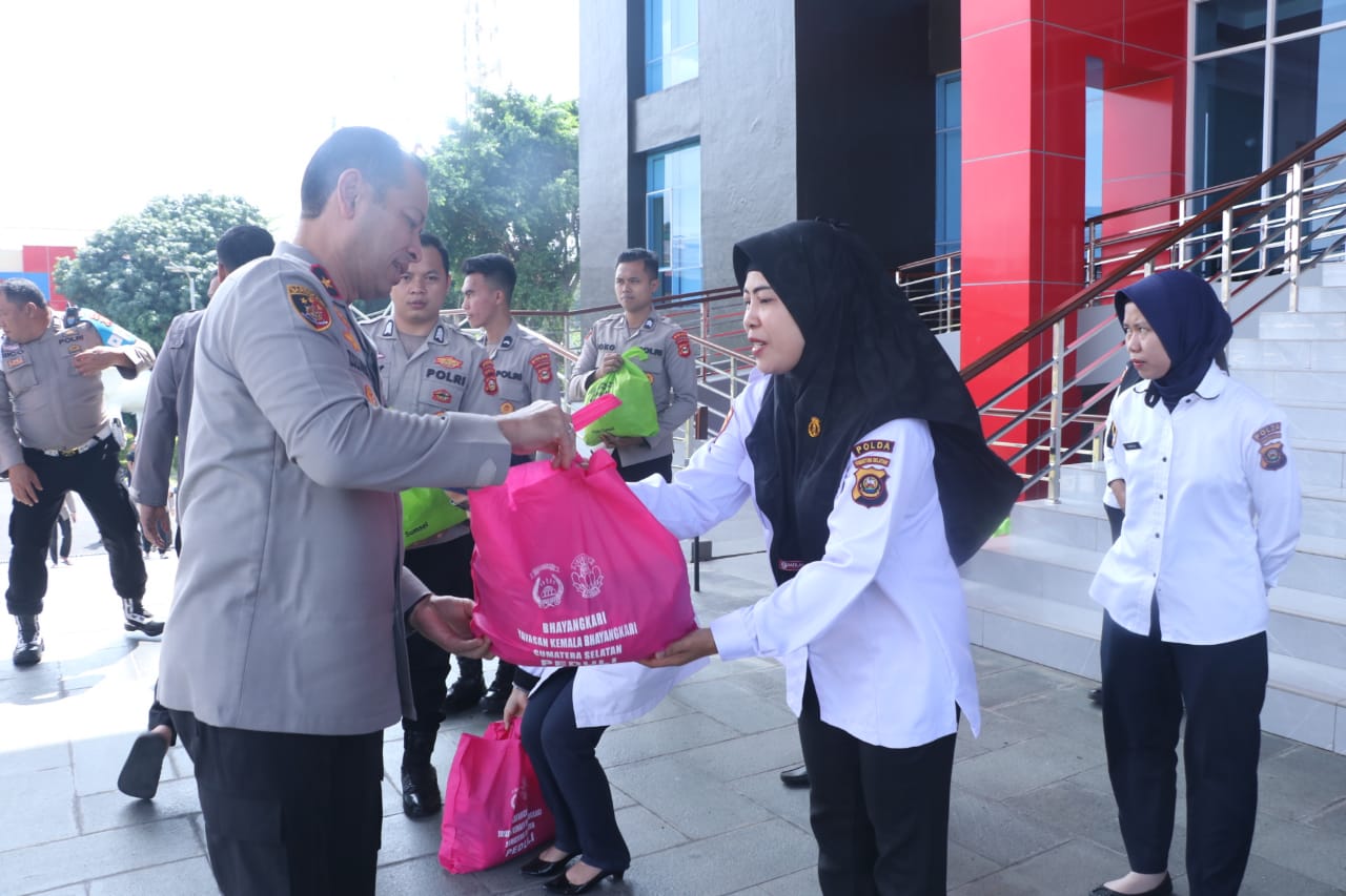Polda Sumsel Bagikan Puluhan Paket Sembako kepada PHL dan Petugas Kebersihan