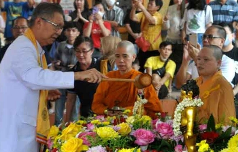 Umat Buddha Melakukan Ritual Yi Fo Jelang Waisak di Vihara Dhamarkirti Palembang 