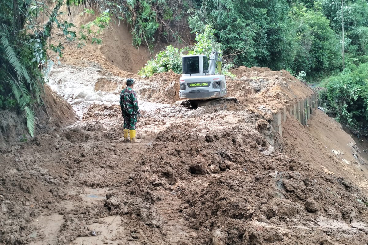 Hujan Deras Picu Longsor, Akses Jalan di Desa Sri Tanjung Lumpuh Total