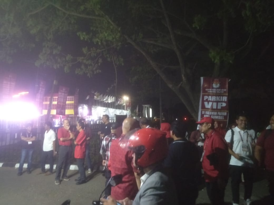 Ratusan Simpatisan Paslon Gubernur dan Wakil Gubernur Mulai Padati KPU Sumsel