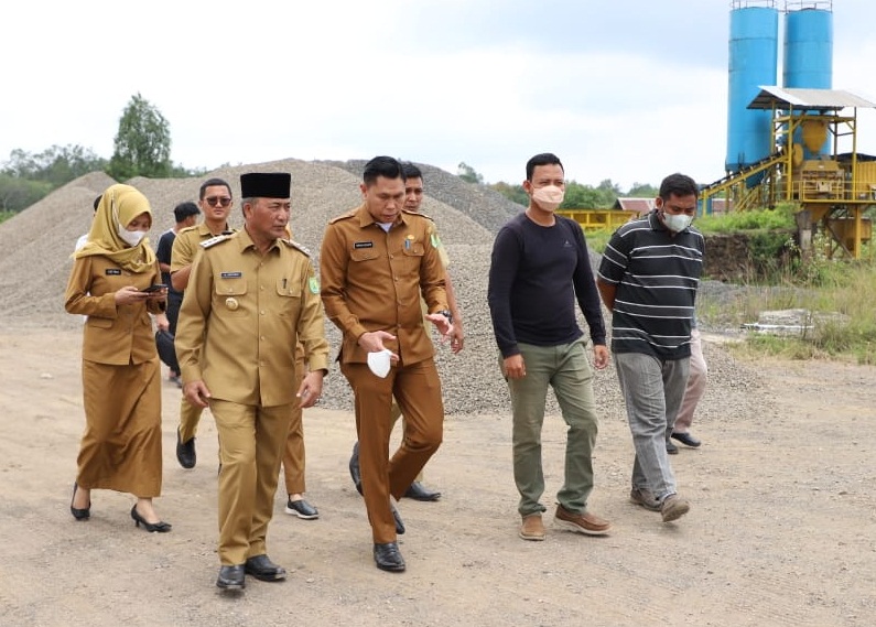 Usai Meninjau Perbaikan Jalan, Pj Bupati Muba Apriyadi Sidak Batching Plant Milik Warga 