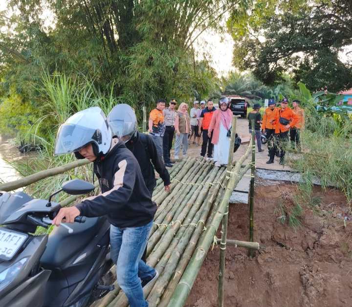 Akses Jalan Putus Akibat Longsor, Warga Bikin Jembatan Darurat dari Bambu, Polisi Sampaikan Imbauan