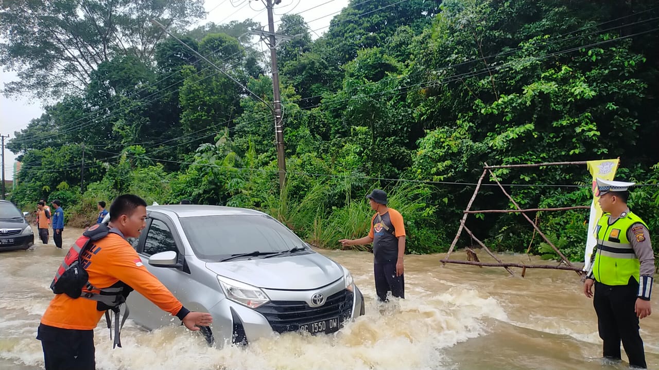 Curah Hujan Tinggi, Sejumlah Jalan Protokol di PALI Tertutup Banjir Setinggi Lutut