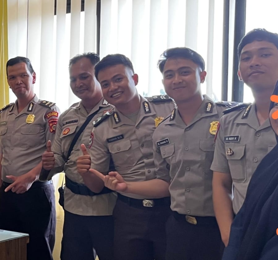 Aksi Humanis Ipda M. Aliudin dan Anggota Bantu Warga Motor Mogok di Jalan Lintas Muara Rupit