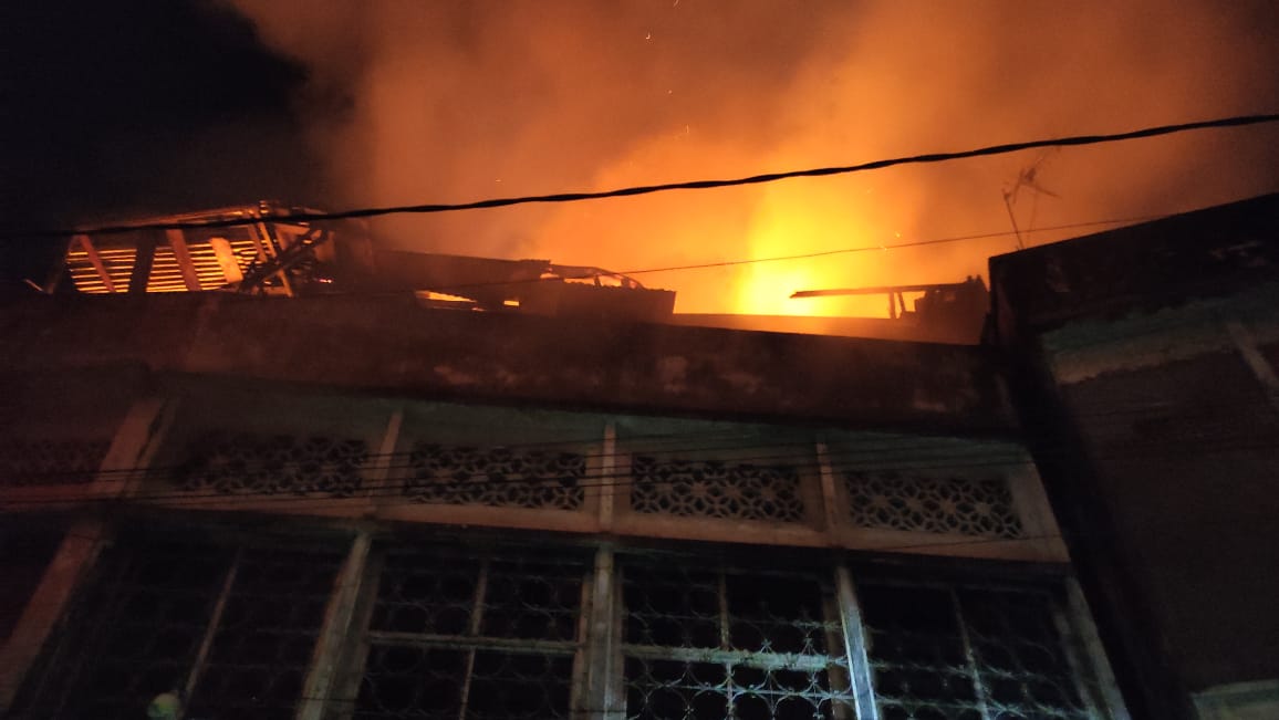 BREAKING NEWS: Toko di Kawasan Pasar 16 Ilir Palembang Terbakar