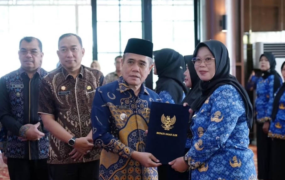 Wabup Ardani Serahkan 59 SK Kepala Sekolah di Lingkungan Pemkab Ogan Ilir