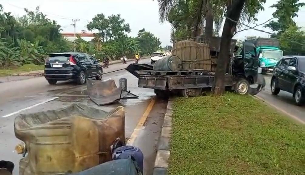 Tabrak Pohon, Pick Up Pengangkut Diduga 2.000 Liter BBM Pertalite Tumpah di Jalan Soekarno-Hatta