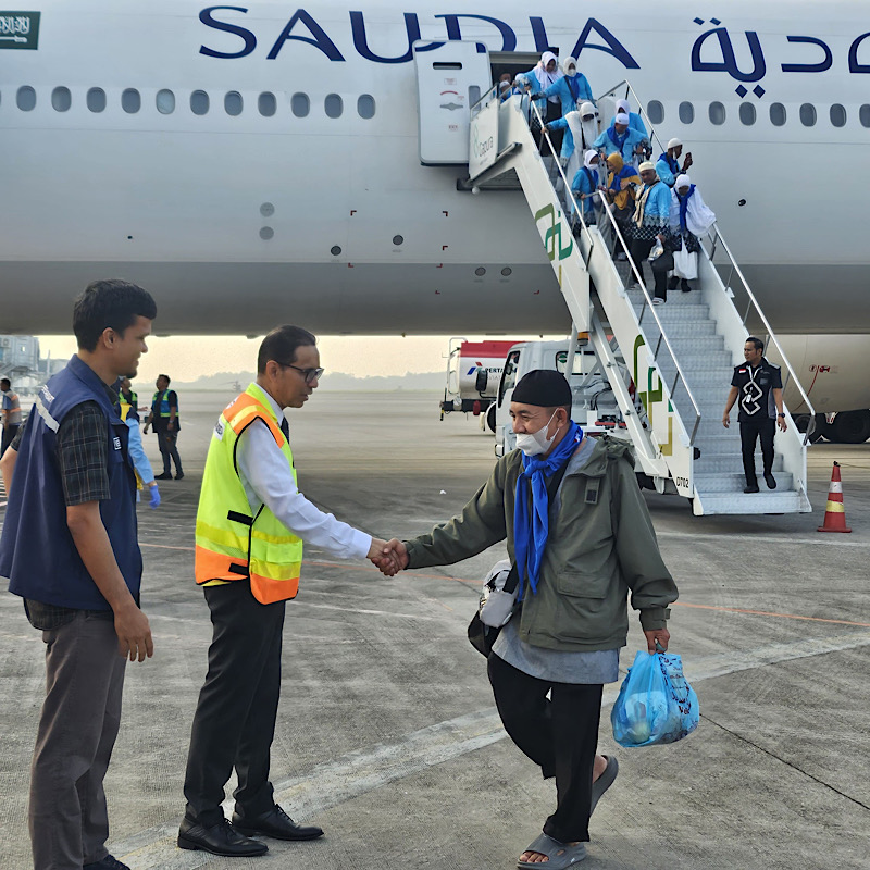 Jamaah Haji Kloter Pertama Provinsi Tiba Kembali di Bandara Internasional Sultan Mahmud Badaruddin II