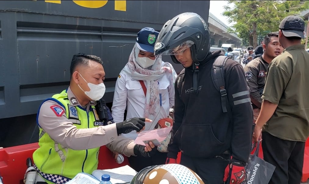 Razia Gabungan di Jalan Sudirman, Puluhan Kendaraan Mati Pajak dan Melanggar Langsung Tindak di Tempat