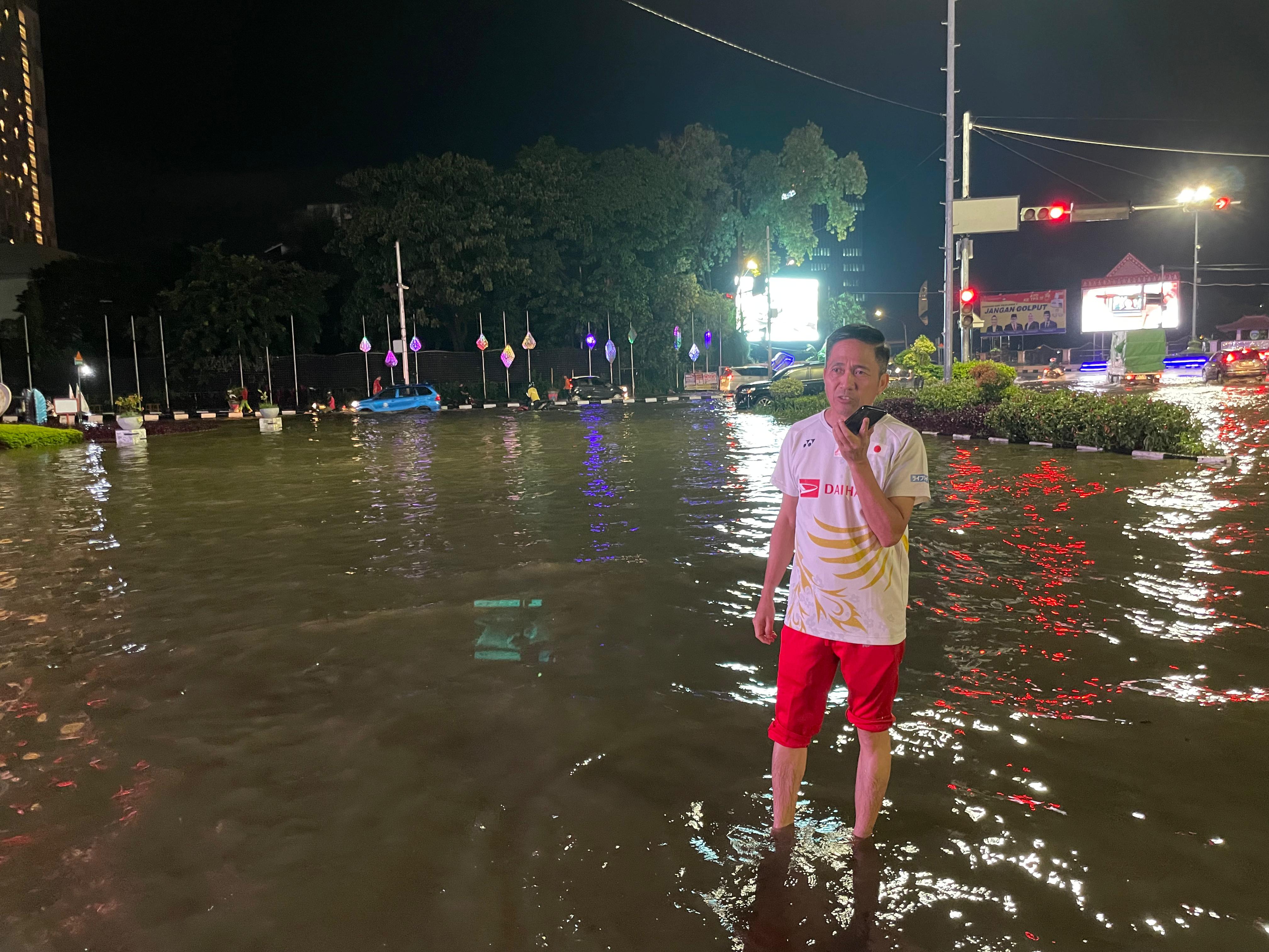 Sendirian, Malam-malam PJ Wako Tinjau Banjir di Simpang DPRD