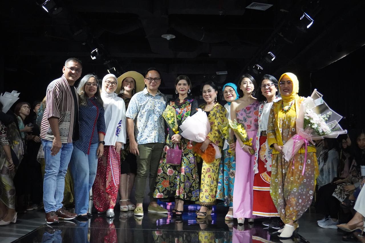 UMKM Binaan Pusri Tampil di Fashion Show Kelana Wastra Indonesia 2024