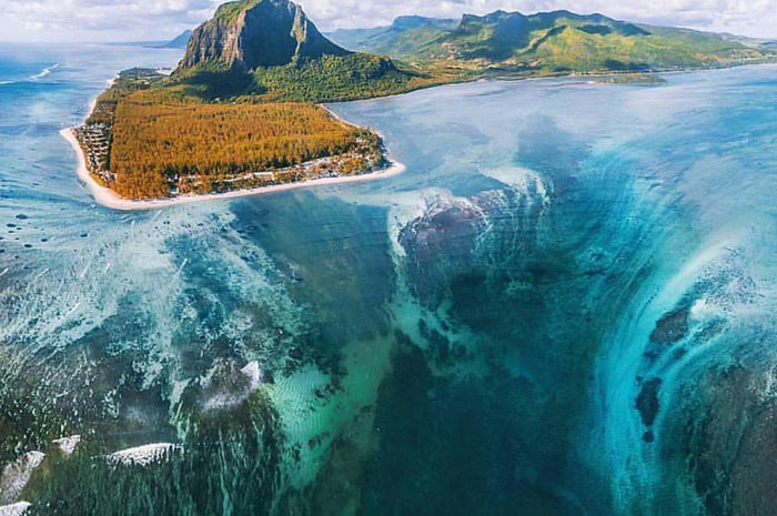 Subhanallah! Keajaiban Alam dan Surga Tersembunyi Air Terjun Bawah Laut di Pulau Mauritius Bikin Takjub