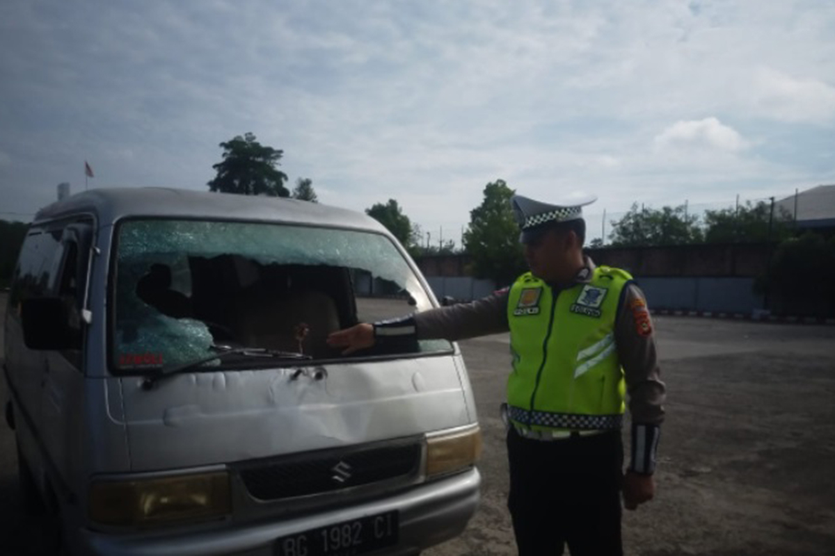 Diduga Kurang Konsentrasi, Minibus Tabrak ODGJ 