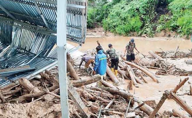 Korban Banjir Hadapi Tanah Longsor, Sampah Potongan Kayu Jadi Bukti Bencana Akibat Hutan Selama Ini Dirusak   