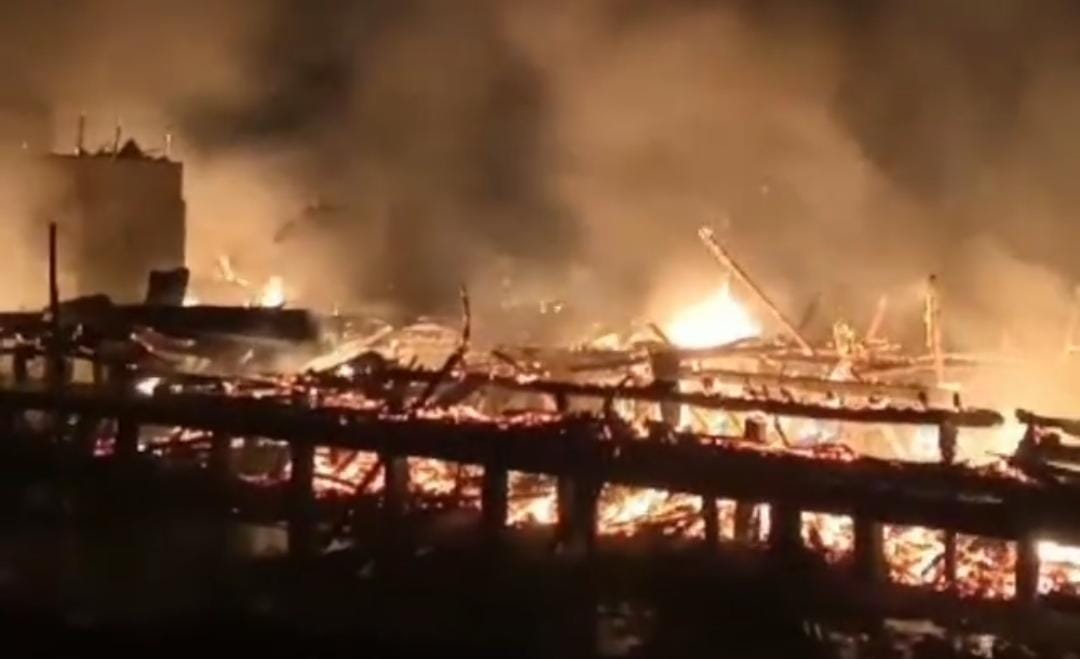 Api Hanguskan 7 Rumah dan 1 Bedeng di Pemukiman Padat Karang Anyar Gandus Palembang 
